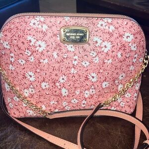 Michael Kors Pink NWOT Floral jet set crossbody with gold hardware